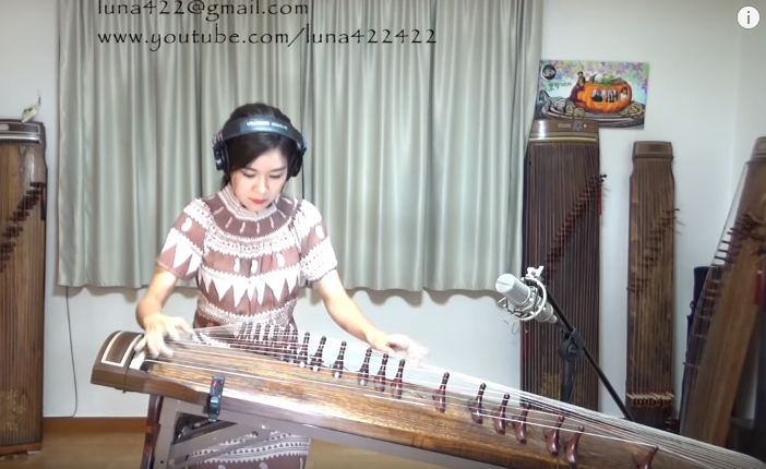 韓国の伝統的な楽器で名曲を弾く