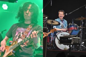 初期PUFFYを支えたギタリスト柳沢二三男(左)とドラマー古田たかし(右)