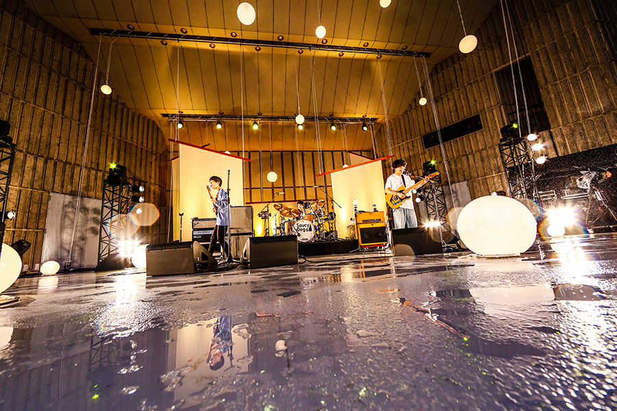Saucy Dog 雨の大入り日比谷野外大音楽堂で新曲含む全18曲を熱唱 Di Ga Online ライブ コンサートチケット先行 Disk Garage ディスクガレージ